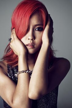 Hyomin on a horse-blood hair and her hand on her head. 