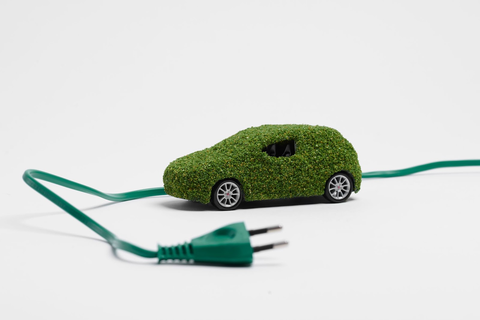 Carros elétricos são uma grande aposta para um futuro sustentável.