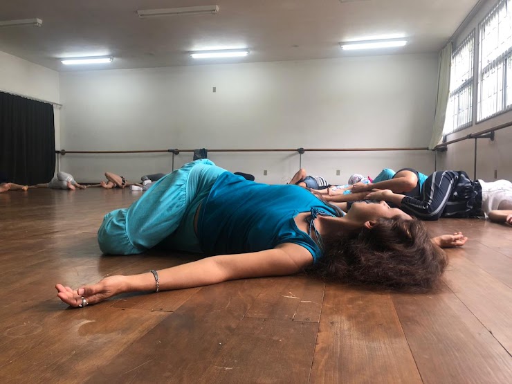 Álika - mulher, mãe de um menino de 12 anos, filha de bailarina, dançarina desde o ventre materno.Iniciada na dança por sua mãe Élsie Monteiro da Costa, em Atibaia/SP, e na dança do ventre por Mariela Maia, em Campinas/SP. Profissional em Dança do Ventre desde 1999 e residindo em Florianópolis desde 2002, ministra suas aulas e cursos principalmente em Santa Catarina e São Paulo. Criadora do Círculo Dança do Ventre Holística: a dança como veículo de desenvolvimento da Alma.Sua dança, notadamente criativa, é uma expressão de sua percepção do sagrado em toda a existência, e suas aulas visam a conscientização da natureza da mulher, sua integridade, totalidade e elevação.Além de dançarina e professora de dança, é também criadora, palestrante e terapeuta do Círculo Universo Íntimo: movimento de conscientização e desenvolvimento da sexualidade sagrada; instrutora de Kundalini Yoga e Mapa Tântrico da Consciência; Terapeuta Vida Nova e Flor de Amor; e Reikiana. www.alikadanca.com.br | www.ginasticapelvica.blogspot.com
