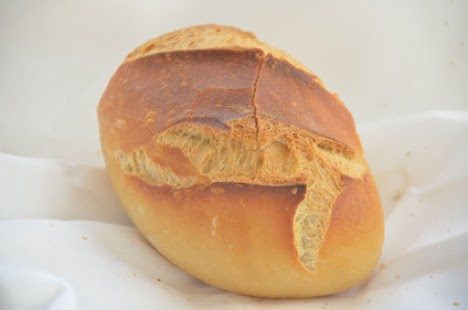 Einfaches, helles Brötchen, außen knusprig, innen luftig