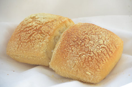 Doppeltes, helles Brötchen mit Grieskruste