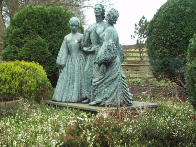 Ficheiro:Bronte Sisters statue, Haworth Parsonage - geograph.org ...