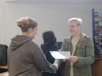 Εικόνα που περιέχει ρουχισμός, άτομο, ανθρώπινο πρόσωπο, εσωτερικός χώρος

Περιγραφή που δημιουργήθηκε αυτόματα