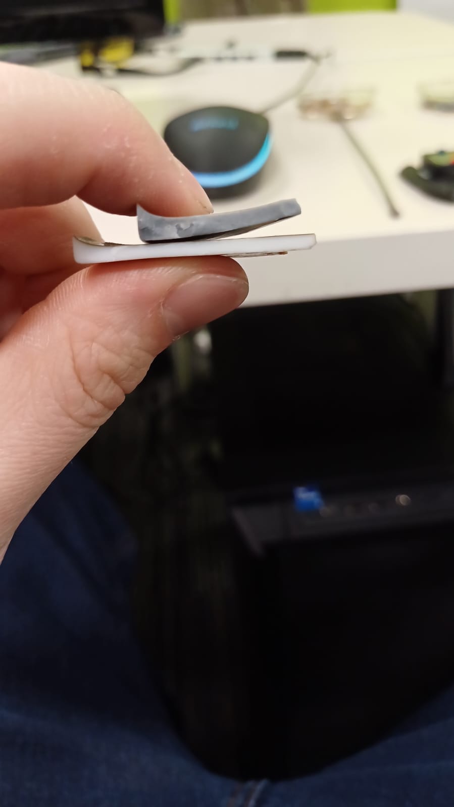 Una mano muestra un objeto en la mano

El contenido generado por IA puede ser incorrecto.