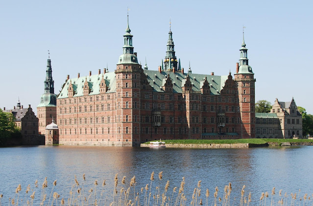 Archivo:Frederiksborg Castle and boat crop.jpg - Wikipedia, la ...