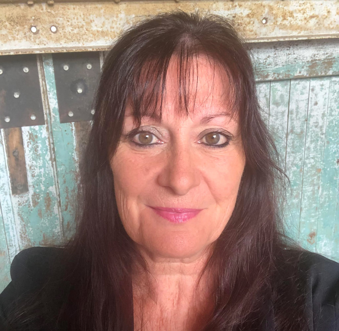 Une image contenant Visage humain, personne, sourire, lèvre

Le contenu généré par l’IA peut être incorrect.