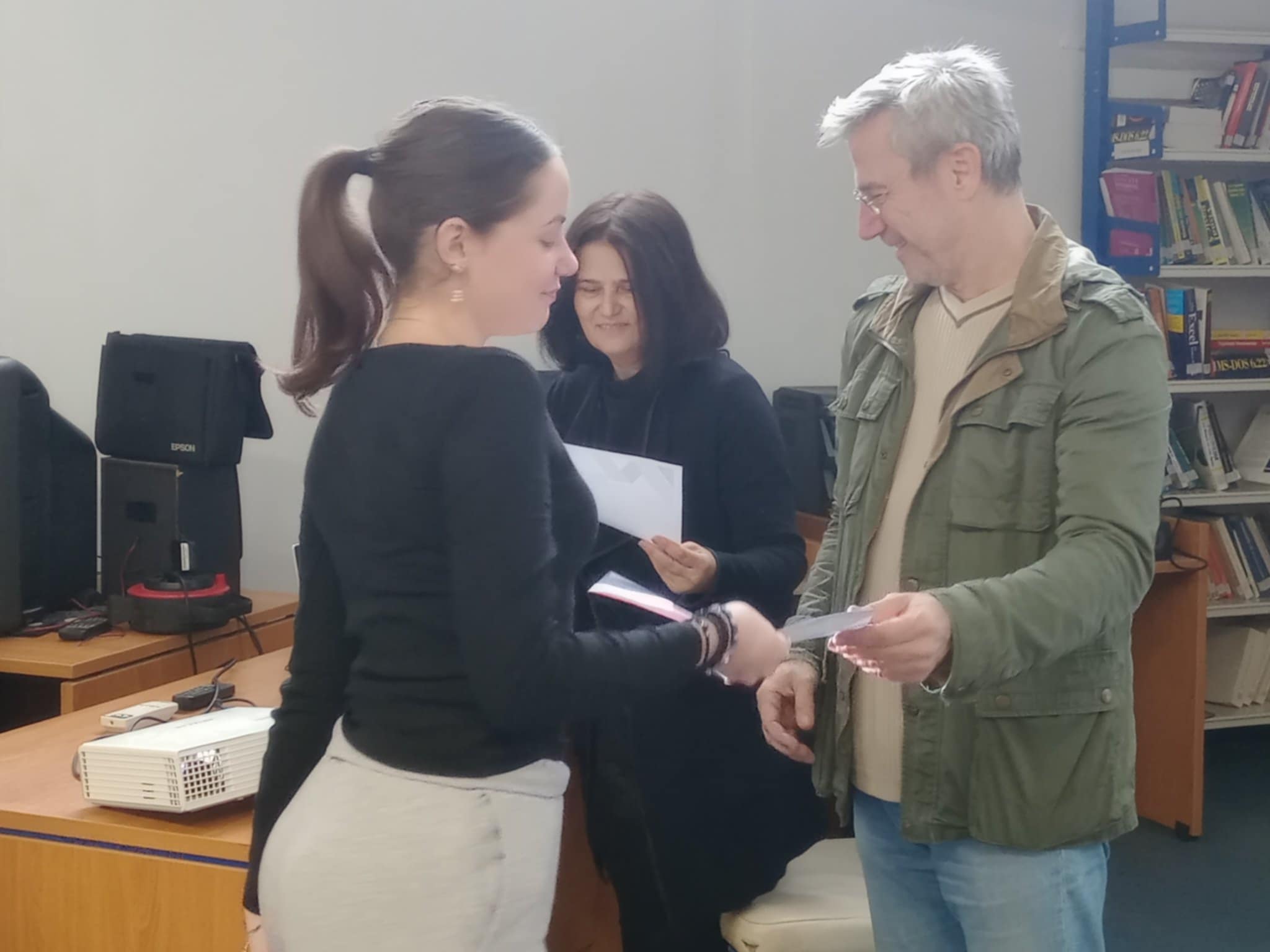 Εικόνα που περιέχει ρουχισμός, άτομο, εσωτερικός χώρος, τοίχος

Περιγραφή που δημιουργήθηκε αυτόματα