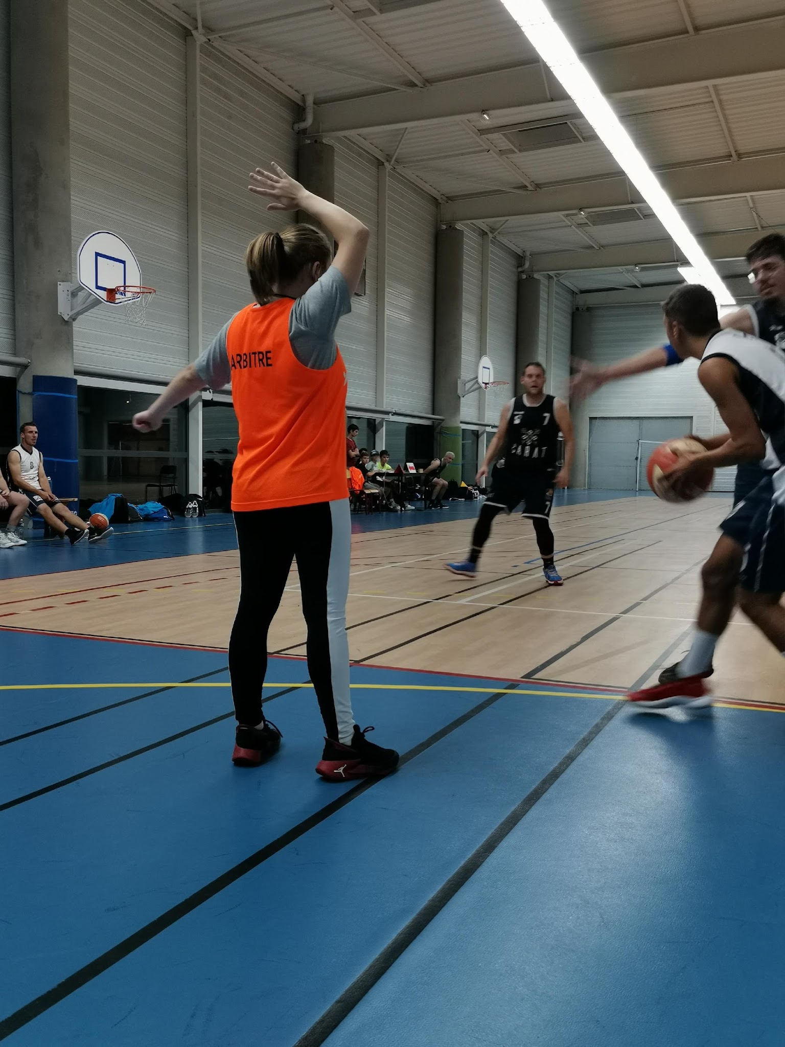 Une image contenant terrain, sport, sport athlétique, personneDescription générée automatiquement