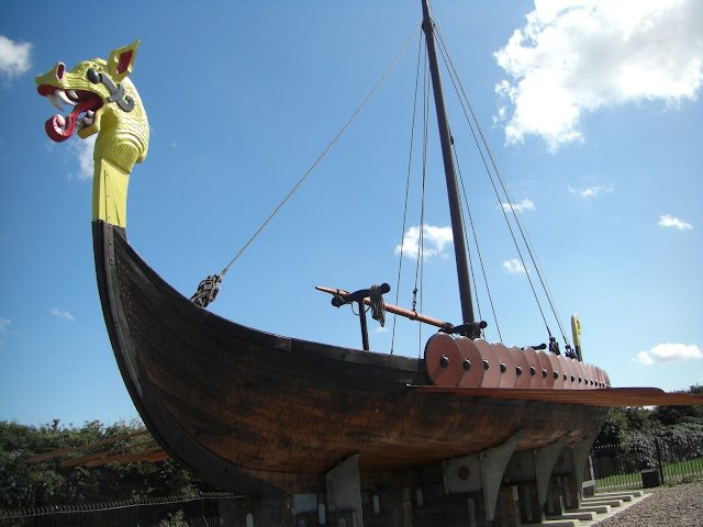 File:Reconstructed Viking longboat "Hugin".jpg - Wikimedia Commons