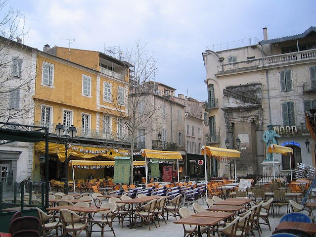 File:Arles-PlaceDuForum.jpg - Wikimedia Commons