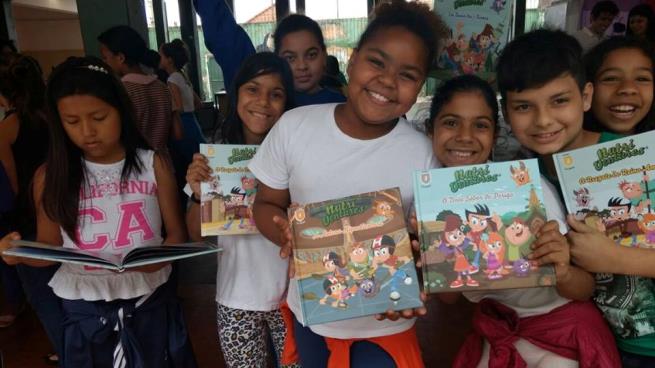 A imagem pode conter: 8 pessoas, pessoas sorrindo, pessoas sentadas